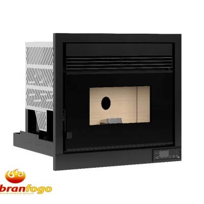 Lareira recuperador de calor preto com porta de vidro e painel digital