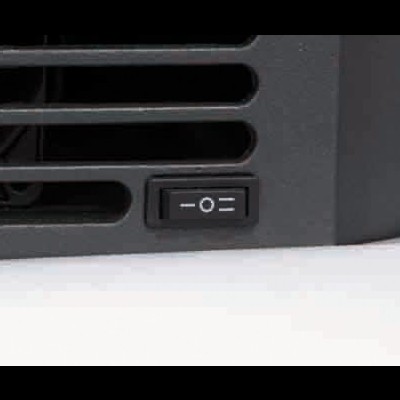 Interruptor preto de ligar/desligar em aparelho elétrico com grelha preta