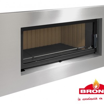 Lareira embutida com vidro frontal e estrutura metálica prateada