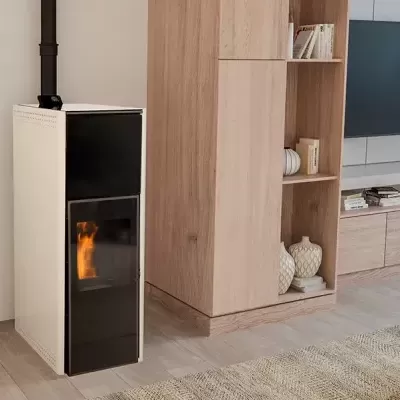 Lareira moderna a funcionar numa sala de estar com móveis de madeira clara e televisão