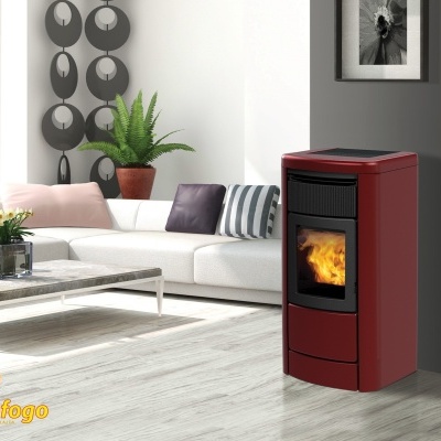 Lareira de pellet vermelha com chama numa sala moderna com sofá branco e decoração