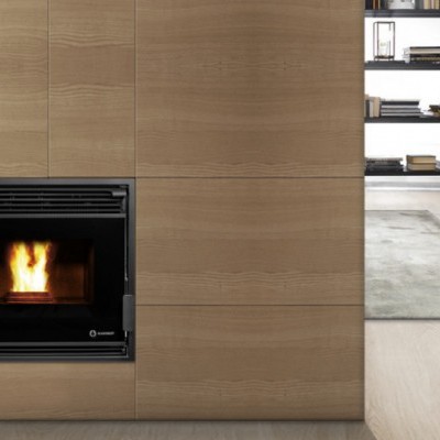 Lareira embutida em parede de madeira clara com fogo visível e moldura preta