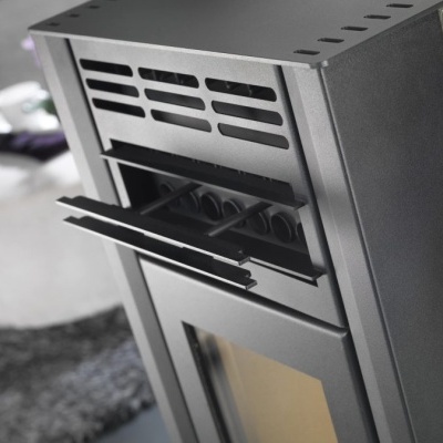 Aparelho de aquecimento metálico preto com porta superior aberta e janela de vidro inferior