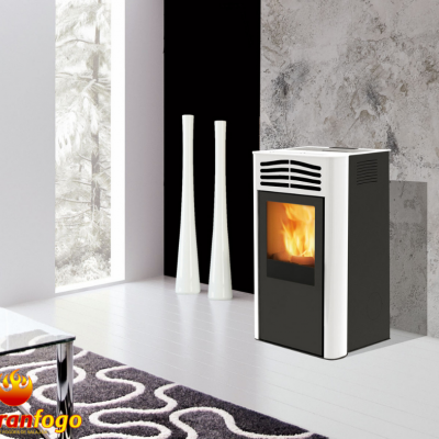 Lareira moderna preta com detalhe branco e fogo visível em sala com chão branco e parede cinzenta