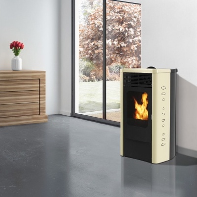 Estufa de pellets preta e bege com fogo numa sala moderna e luminosa