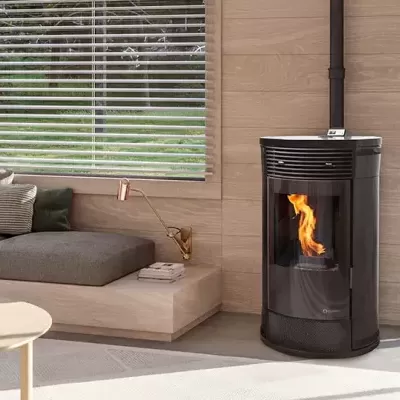 Lareira negra com chama numa sala moderna com sofá cinza, mesa de centro clara e portas de vidro abertas