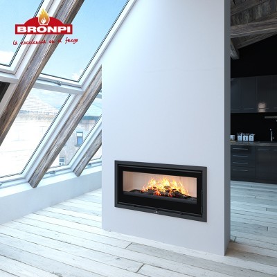 Lareira embutida numa parede branca num ambiente moderno