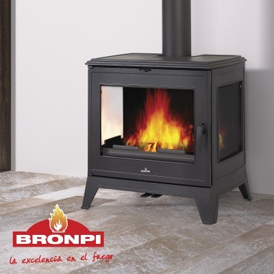 Lareira a lenha BRONPI em ferro fundido preto com vidro e fogo visível
