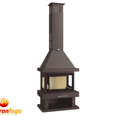 Lareira metálica preta com portas de vidro e chaminé alta