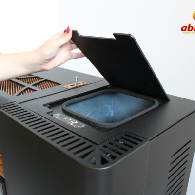 Estufa a pellets preta com tampa levantada e detalhes em madeira