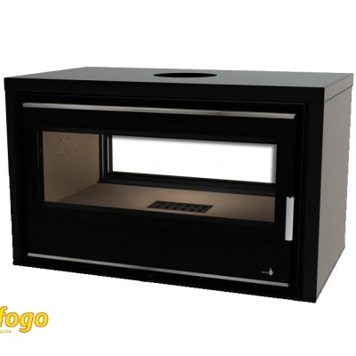 Lareira fechada preta com vidro e alça metálica em fundo branco