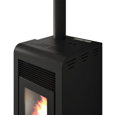 Estufa a pellet preta com tubo de saída e vidro frontal com fogo