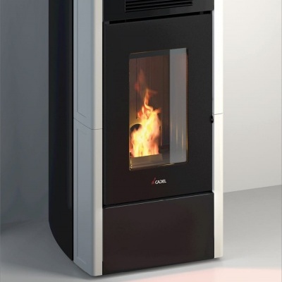 Lareira a pellets preta e branca com chama visível pela janela de vidro