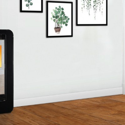 Estufa de pellets preta com vidro frontal mostrando fogo, em chão de madeira e parede branca decorada com quadros de plantas