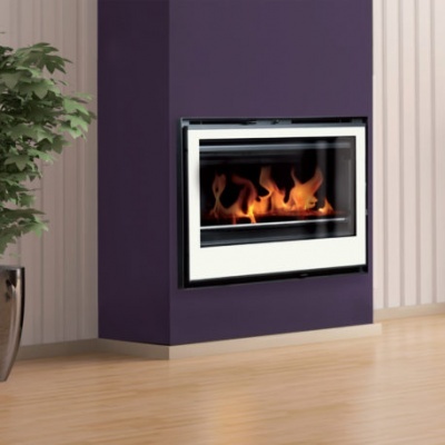 Lareira embutida moderna com moldura branca numa parede roxa