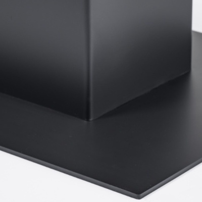 Base preta quadrada de metal com suporte vertical