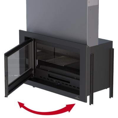 Lareira preta com porta de vidro basculante aberta e texto multilíngue sobre a abertura da porta