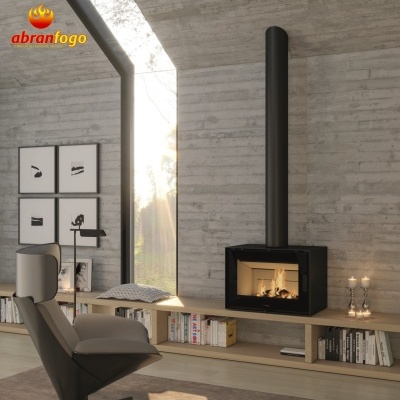 Lareira suspensa preta com tubo vertical numa sala moderna com cadeira cinzenta e prateleira de madeira