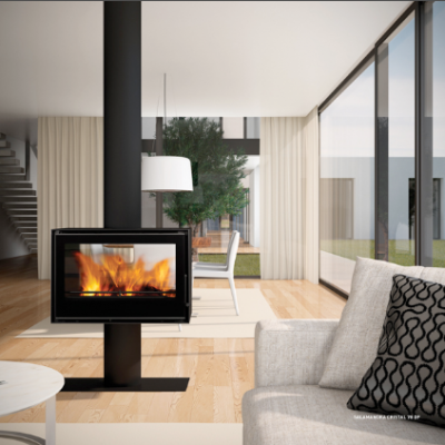 Lareira preta moderna com fogo numa sala de estar luminosa com sofá cinza e grandes janelas