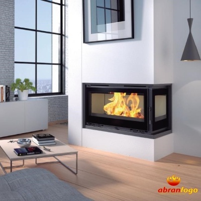 Lareira embutida preta com vidro em sala moderna, chão madeira clara, móvel branco com planta e livros.