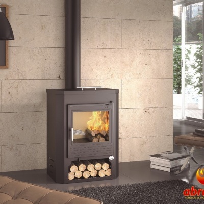 Lareira a lenha preta com fogo e armazenamento de lenha