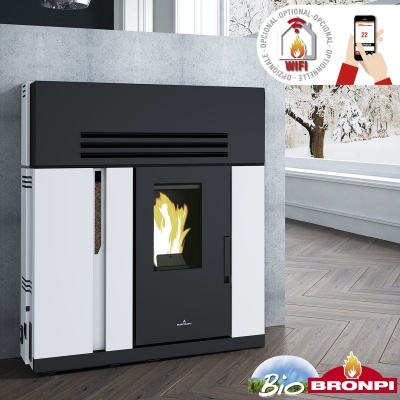 Salamandra a pellets preta e branca com porta de vidro com chama visível, em ambiente interior moderno com janela para paisagem nevada