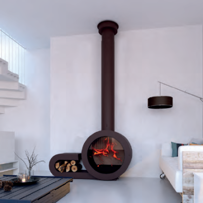 Lareira suspensa preta redonda com tubos verticais em parede branca de sala moderna com escadas brancas e sofá claro