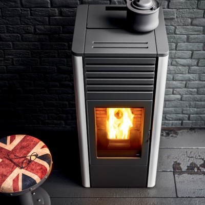 Lareira moderna com chama, bule e assento com padrão da bandeira britânica