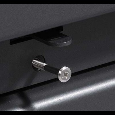 Parafuso metálico prateado numa superfície preta fosca