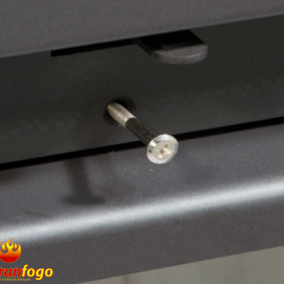 Puxador metálico prateado numa superfície cinza fosca