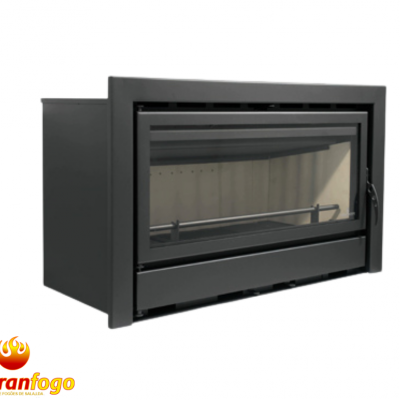 Lareira a lenha embutida com vidro frontal e estrutura metálica preta