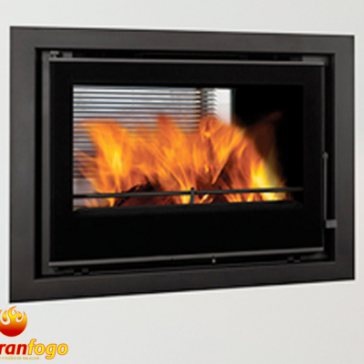 Lareira embutida metálica negra com vidro e fogo aceso