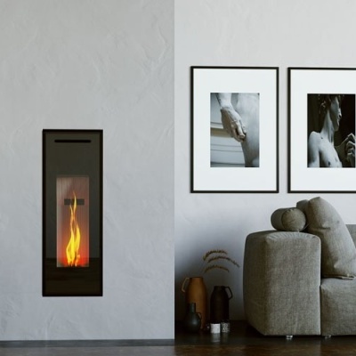 Sala de estar com lareira embutida preta, sofá castanho claro, cadeira com estrutura metálica, quadros a preto e branco na parede