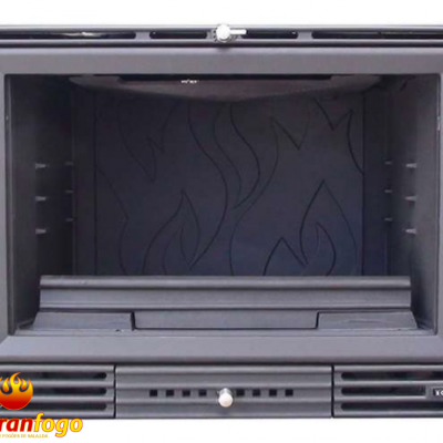 Lareira a lenha de metal preto com porta de vidro e padrão de chamas no interior