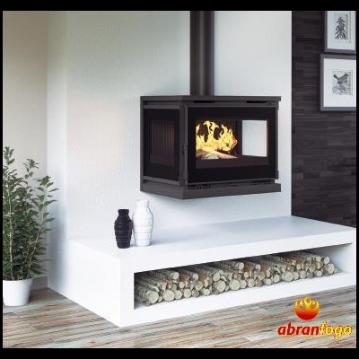 Lareira suspensa preta com vidro e bancada branca com troncos de madeira