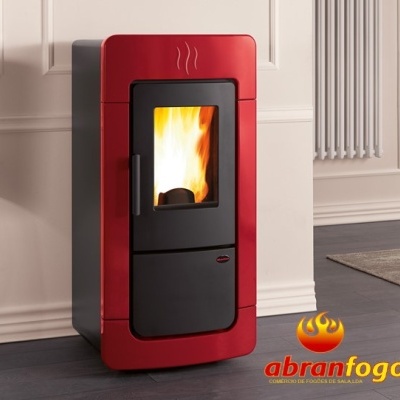 Estufa de pellets vermelha com vidro preto e fogo visível