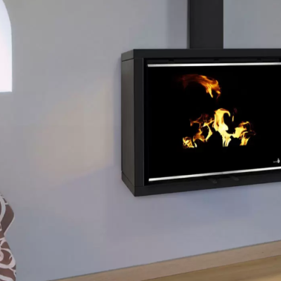 Lareira moderna embutida em parede branca com chamas visíveis e sofá floral ao lado