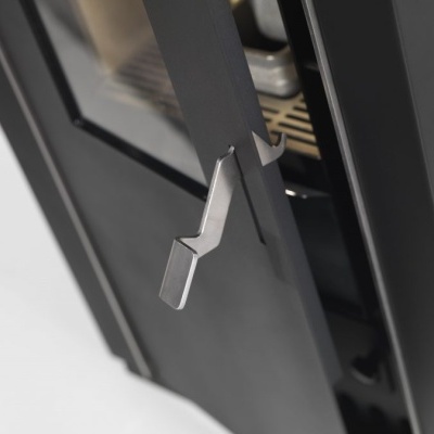 Detalhe de porta preta com puxador metálico angular e vidro escuro