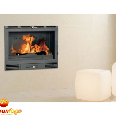 Lareira embutida preta a arder junto a dois pufes brancos redondos