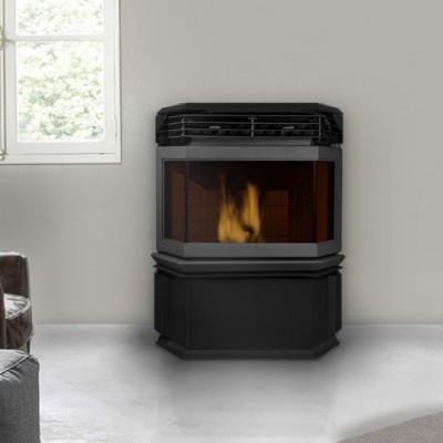 Lareira a lenha preta com chama visível numa sala moderna com poltrona de couro castanha e pufe cinzento.