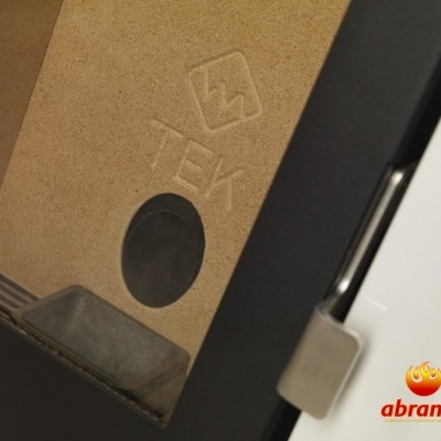 Interior de porta de vidro e madeira com carimbo TEK e estrutura metálica