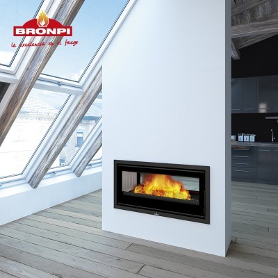 Lareira embutida com fogo num ambiente moderno