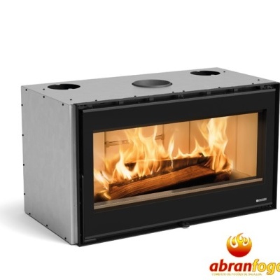 Lareira a lenha embutida com fogo visível