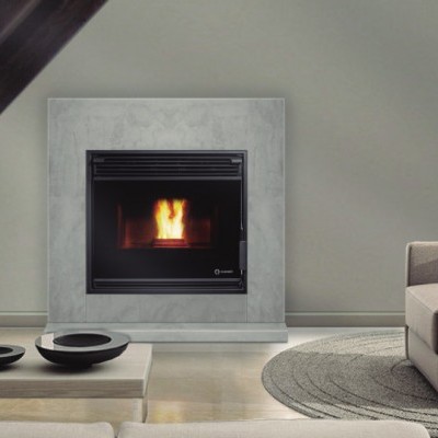 Lareira moderna embutida numa parede com sofá e mesa baixa numa sala minimalista