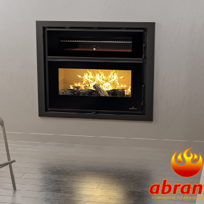 Lareira embutida preta com fogo aceso numa sala moderna com estante e janela para jardim