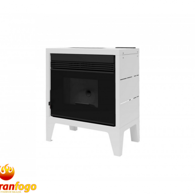 Lareira a pellets branca com painel preto e vidro, logotipo abranfogo