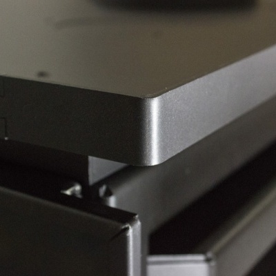 Canto de móvel ou eletrodoméstico metálico cinza com acabamento liso e bordas arredondadas