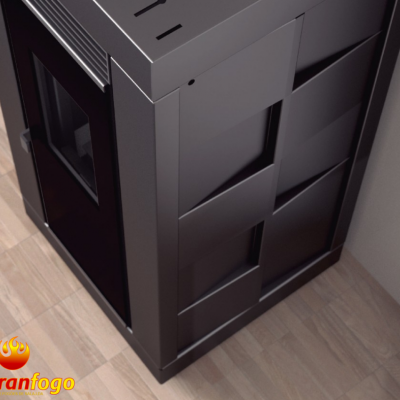 Lareira ou salamandra preta com painel texturizado num chão de madeira clara