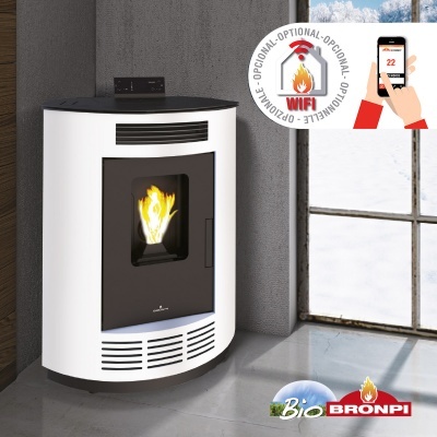 Lareira de canto branca com porta de vidro transparente e fogo visível, ambiente interior com parede cinzenta e janela