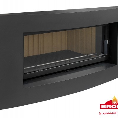 Lareira metálica negra com vidro e interior cerâmico bege da marca BRONPI